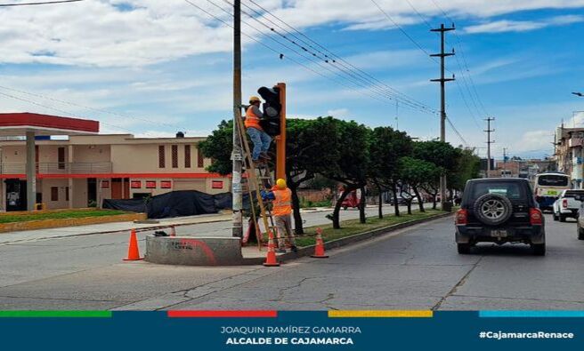 📌Continuando con el compromiso de ordenar el tránsito vehicular en nuestra ciudad, así como reducir los accidentes de tránsito, la gerencia de Transporte y Seguridad Vial de la Municipalidad de Cajamarca viene realizando la limpieza y mantenimiento del sistema de semaforización en la intersección del jirón Ayacucho y Manuel Seoane. 
✅El objetivo es mejorar la transitabilidad y seguridad al momento de conducir. 