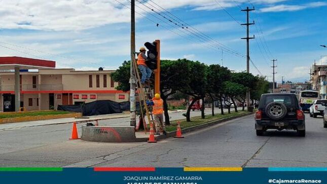 📌Continuando con el compromiso de ordenar el tránsito vehicular en nuestra ciudad, así como reducir los accidentes de tránsito, la gerencia de Transporte y Seguridad Vial de la Municipalidad de Cajamarca viene realizando la limpieza y mantenimiento del sistema de semaforización en la intersección del jirón Ayacucho y Manuel Seoane. 
✅El objetivo es mejorar la transitabilidad y seguridad al momento de conducir. 