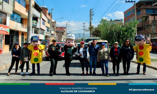 📌Con el fin de promover una cultura de seguridad vial en la población que permita prevenir y disminuir los accidentes de tránsito que a diario se registran en nuestra ciudad, el área de Seguridad Vial de la gerencia de Transportes y Seguridad Vial de la Municipalidad de Cajamarca en coordinación con la Dirección Regional de Transportes y Comunicaciones y la Policía Nacional de Tránsito, entre otras instituciones continúan con la campaña “Seguridad Vial es Tarea de Todos”, con el propósito de sensibilizar a los peatones y conductores a respetar el Reglamento Nacional de Tránsito y las normas que rigen en nuestra municipalidad.