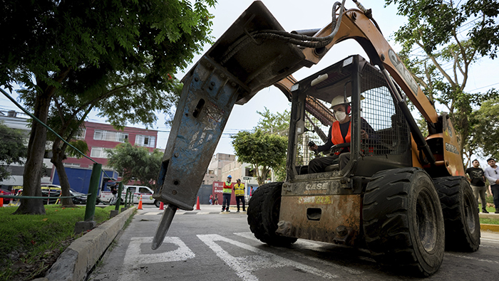 Alcaldesa coloca primera piedra de obra en avenida Sergio Bernales.