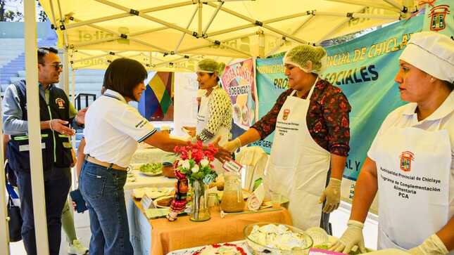 Diversos platos en base de quinua y pescado en concurso gastronómico en el parque infantil