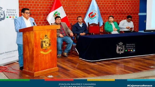 📌Con el fin de promover una conducción más segura, responsable y eficiente, la gerencia de Transporte y Seguridad Vial y la Oficina General de Gestión de Recursos Humanos realizó la charla de capacitación “Educación Vial basada en el Comportamiento del Conductor”, dirigido a conductores de vehículos menores, mayores y/o maquinaria pesada y serenazgo de la Municipalidad Provincial de Cajamarca.
🤝🗣Los regidores, Segundo Castañeda Díaz y  Jorge Roja, coincidieron en señalar que estas capacitaciones benefician tanto a los conductores como a la comunidad, porque busca fomentar una cultura de seguridad vial y solidaridad, demostrando el compromiso de la institución por garantizar la protección y el bienestar de todos los ciudadanos.