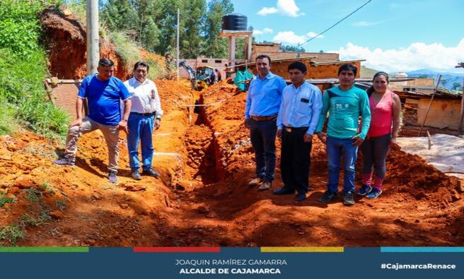 📌Los regidores Jorge Rojas y Segundo Castañeda de la Municipalidad Provincial de Cajamarca llevaron a cabo una visita de fiscalización al sector 12 de Santa Elena, específicamente en la zona de Calispuquio, donde se están realizando importantes trabajos de agua y saneamiento.
✅Este sector, que por mucho tiempo ha carecido de servicios básicos esenciales, ahora está siendo beneficiado gracias a la labor coordinada entre la municipalidad y Sedacaj. Los trabajos en curso representan un avance significativo en la mejora de la calidad de vida de los pobladores.
👉Los vecinos de Calispuquio expresaron su gratitud al alcalde Joaquín Ramírez Gamarra por cumplir con su compromiso de llevar estos servicios tan necesarios a su comunidad.