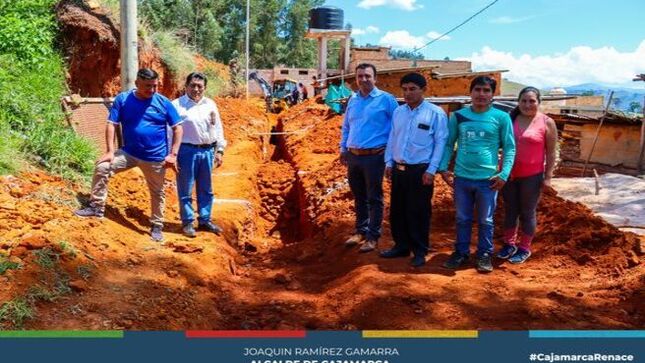 📌Los regidores Jorge Rojas y Segundo Castañeda de la Municipalidad Provincial de Cajamarca llevaron a cabo una visita de fiscalización al sector 12 de Santa Elena, específicamente en la zona de Calispuquio, donde se están realizando importantes trabajos de agua y saneamiento.
✅Este sector, que por mucho tiempo ha carecido de servicios básicos esenciales, ahora está siendo beneficiado gracias a la labor coordinada entre la municipalidad y Sedacaj. Los trabajos en curso representan un avance significativo en la mejora de la calidad de vida de los pobladores. 
👉Los vecinos de Calispuquio expresaron su gratitud al alcalde Joaquín Ramírez Gamarra por cumplir con su compromiso de llevar estos servicios tan necesarios a su comunidad. 