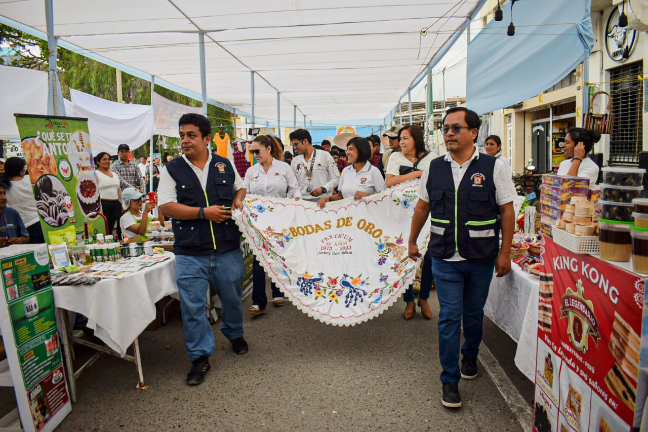 Autoridades recorriendo el pañuelo de marinera gigante en la feria regional de emprendimiento en la plazuela Elías Aguirre