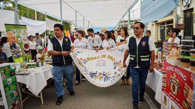 Autoridades recorriendo el pañuelo de marinera gigante en la feria regional de emprendimiento en la plazuela Elías Aguirre