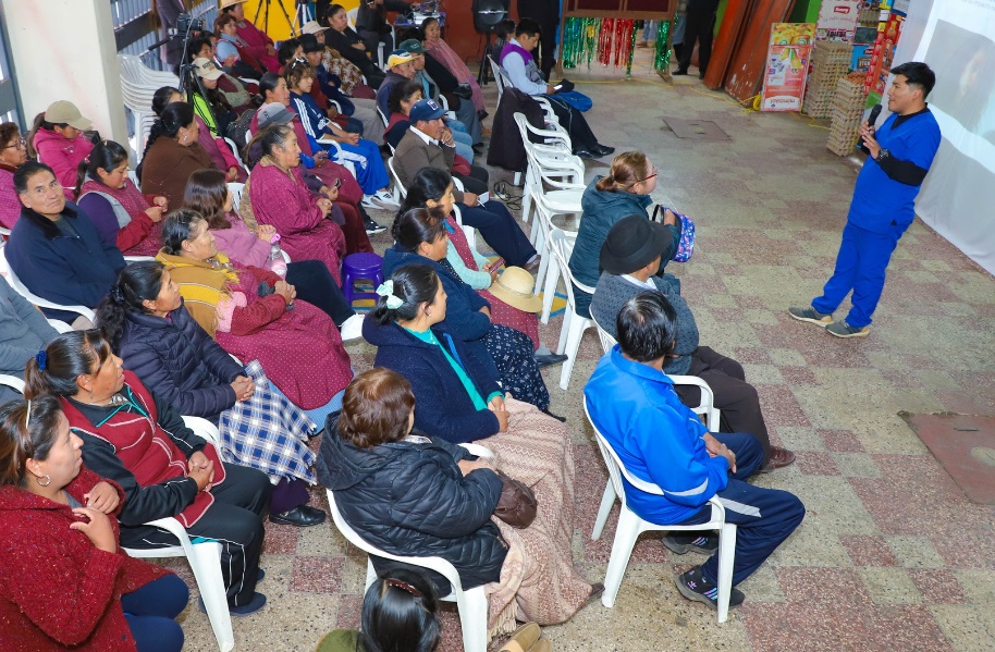 Charla psicológica en Mercado Central de Puno promueve la autoestima y mejora del ambiente laboral