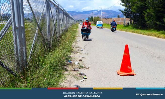 📌La Municipalidad Provincial de Cajamarca a través de la gerencia de Desarrollo Ambiental, llevó a cabo una jornada de limpieza, la cual busca no solo mejorar el aspecto estético de la vía, sino también promover una cultura de cuidado ambiental y civismo entre los conductores y la población en general.
🖐Durante la jornada de limpieza, se realizaron labores de recolección de basura a lo largo de todo el tramo de la carretera, desde el aeropuerto hasta el límite con Los Baños del Inca. Equipados con herramientas y recipientes de basura se recorrió la vía, recogiendo desechos y residuos que habían sido arrojados indebidamente.
✅Con esta jornada de limpieza, se espera fomentar una mayor conciencia ambiental y promover el respeto por el entorno natural en la comunidad.