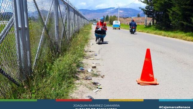 📌La Municipalidad Provincial de Cajamarca a través de la gerencia de Desarrollo Ambiental, llevó a cabo una jornada de limpieza, la cual busca no solo mejorar el aspecto estético de la vía, sino también promover una cultura de cuidado ambiental y civismo entre los conductores y la población en general.
🖐Durante la jornada de limpieza, se realizaron labores de recolección de basura a lo largo de todo el tramo de la carretera, desde el aeropuerto hasta el límite con Los Baños del Inca. Equipados con herramientas y recipientes de basura se recorrió la vía, recogiendo desechos y residuos que habían sido arrojados indebidamente.
✅Con esta jornada de limpieza, se espera fomentar una mayor conciencia ambiental y promover el respeto por el entorno natural en la comunidad.