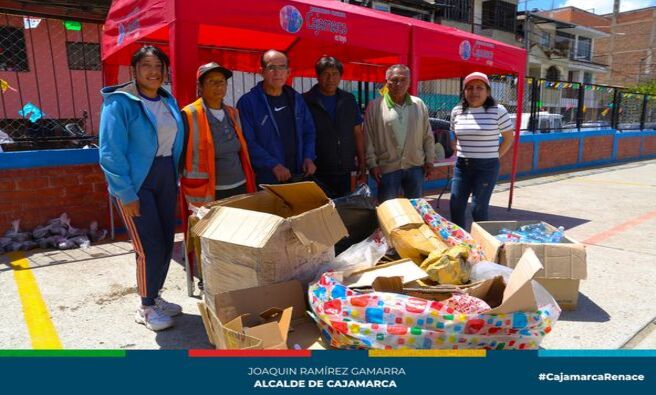 📌La Municipalidad de Cajamarca, en colaboración con la gerencia de Desarrollo Ambiental, llevó a cabo una importante jornada de reciclaje en el barrio Pueblo Libre, específicamente en la plataforma José Olaya. Durante el evento, los residentes de la zona participaron activamente llevando sus residuos orgánicos, papel, botellas, cartón, entre otros materiales.
♻️Además, la #MPC entregó plantas ornamentales a los vecinos que contribuyeron con el reciclaje, fomentando así el ecotrueque. Estas acciones buscan promover el intercambio y crear una comunidad con conciencia ambiental, con el objetivo de construir una ciudad más sostenible..