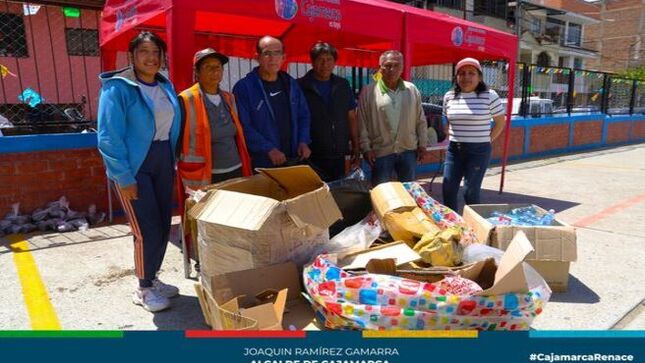 📌La Municipalidad de Cajamarca, en colaboración con la gerencia de Desarrollo Ambiental, llevó a cabo una importante jornada de reciclaje en el barrio Pueblo Libre, específicamente en la plataforma José Olaya. Durante el evento, los residentes de la zona participaron activamente llevando sus residuos orgánicos, papel, botellas, cartón, entre otros materiales.
♻️Además, la #MPC entregó plantas ornamentales a los vecinos que contribuyeron con el reciclaje, fomentando así el ecotrueque. Estas acciones buscan promover el intercambio y crear una comunidad con conciencia ambiental, con el objetivo de construir una ciudad más sostenible..