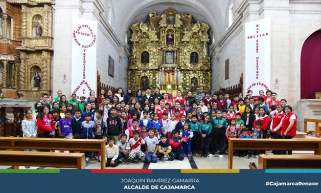 📌En un ambiente lleno de alegría y color, la Municipalidad Provincial de Cajamarca, a través de la Defensoría Municipal del Niño y del Adolescente (DEMUNNA), celebró la clausura de la Semana del Niño Peruano, una iniciativa destinada a resaltar los derechos y la importancia de la infancia en la sociedad.
🥳Durante toda la semana, niños y niñas de la provincia se vieron inmersos en una serie de actividades lúdicas, educativas y recreativas, diseñadas para promover su bienestar integral y su desarrollo pleno.
👉Con la clausura de la Semana del Niño Peruano, la Municipalidad Provincial de Cajamarca reafirma su compromiso con los derechos de la infancia y se compromete a seguir trabajando para construir un futuro más justo y equitativo para todos los niños y niñas de la provincia.