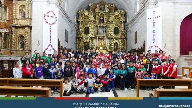 📌En un ambiente lleno de alegría y color, la Municipalidad Provincial de Cajamarca, a través de la Defensoría Municipal del Niño y del Adolescente (DEMUNNA), celebró la clausura de la Semana del Niño Peruano, una iniciativa destinada a resaltar los derechos y la importancia de la infancia en la sociedad.
🥳Durante toda la semana, niños y niñas de la provincia se vieron inmersos en una serie de actividades lúdicas, educativas y recreativas, diseñadas para promover su bienestar integral y su desarrollo pleno. 
👉Con la clausura de la Semana del Niño Peruano, la Municipalidad Provincial de Cajamarca reafirma su compromiso con los derechos de la infancia y se compromete a seguir trabajando para construir un futuro más justo y equitativo para todos los niños y niñas de la provincia.