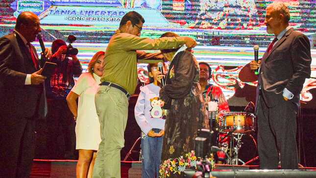 Tania Libertad recibe la Medalla de la Ciudad en un escenario abarrotado de público en la Av. Balta entre María Izaga y el parque principal.