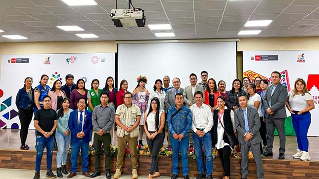 El día 18 de abril la Subgerencia de Turismo de la Municipalidad Distrital de Lunahuaná, participo en el evento denominado “Promo Artesanía Lima Sur”, convocado por la Dirección General de Artesanía del Ministerio de Comercio Exterior y Turismo, contando con la presencia del Director Rusbel Omar Hernández Castro, Director General de Artesanía del MINCETUR Luis Alberto Guillen Vidal. 
El objetivo del evento fue dar a conocer el estado situacional e importante de la artesanía en el desarrollo económico del país, dando a conocer la presentación de los servicios que brinda el MINCETUR, en relación al fortalecimiento de capacidades, promoción comercial, registro nacional de artesano, consejo de fomento artesanal y ferias. 
La Dirección de Artesanía se comprometió en brindar la asistencia técnica para que los gobiernos locales de Lima sur puedan crear los Consejos locales de Fomento Artesanal (COLOFAR) donde se pueda desarrollar coordinaciones entre el sector público y privado vinculado a la actividad artesanal, dichos consejos son de carácter consultivo y de asesoramiento técnico en materia de artesanía.
#EnGestionChavelonEsLaSolucion 
𝑺𝒆 𝒂𝒈𝒓𝒂𝒅𝒆𝒄𝒆 𝒔𝒖 𝒅𝒊𝒇𝒖𝒔𝒊𝒐́𝒏 / 𝑼𝒏𝒊𝒅𝒂𝒅 𝒅𝒆 𝑰𝒎𝒂𝒈𝒆𝒏 𝑰𝒏𝒔𝒕𝒊𝒕𝒖𝒄𝒊𝒐𝒏𝒂𝒍