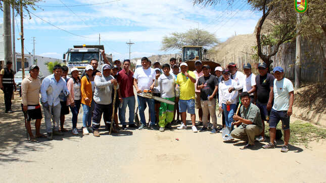 Archivo Foto Personal municipal realiza tareas de limpieza en el ingreso a Punta Sal 