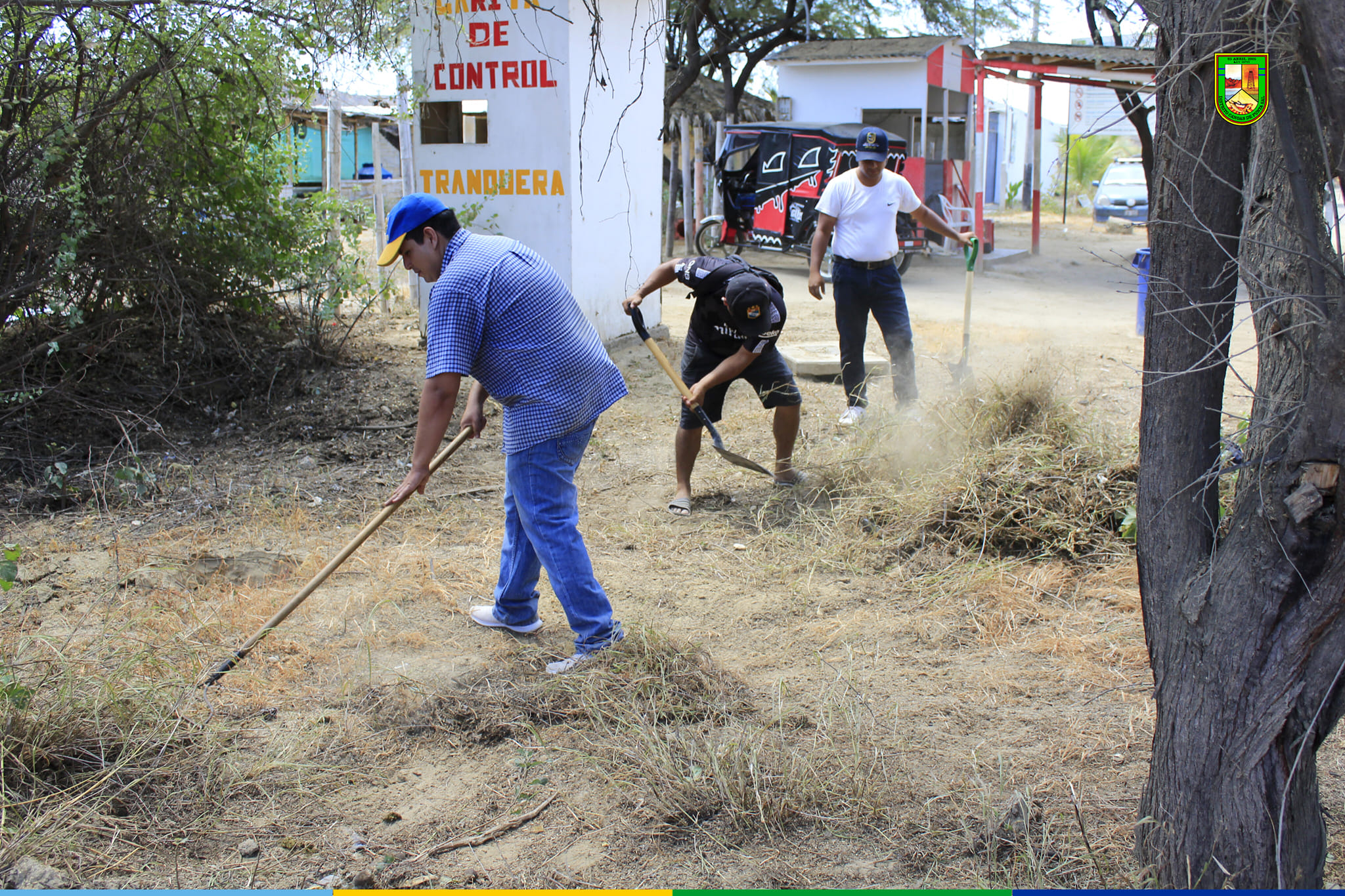 Foto Personal municipal realiza tareas de limpieza en el ingreso a Punta Sal