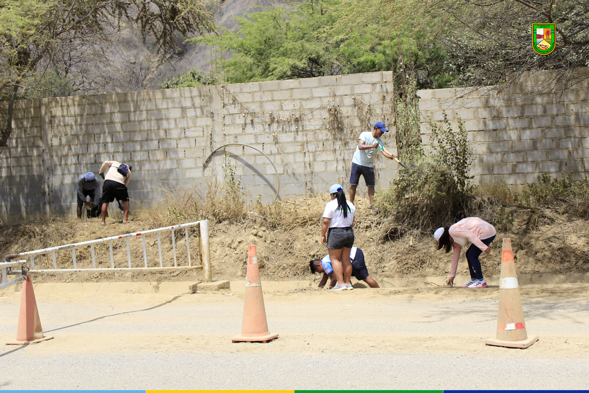 Foto Personal municipal realiza tareas de limpieza en el ingreso a Punta Sal