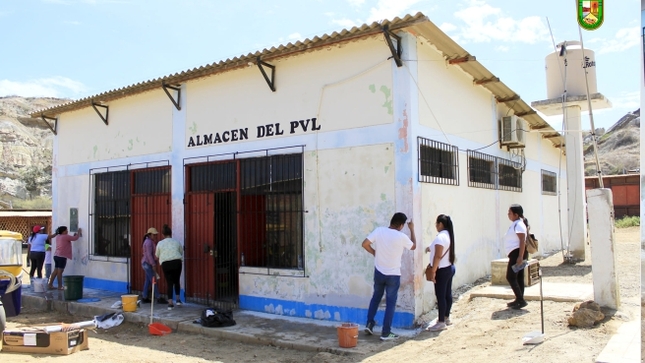 Foto Con apoyo de trabajadores municipales se realiza mantenimiento del local PVL  