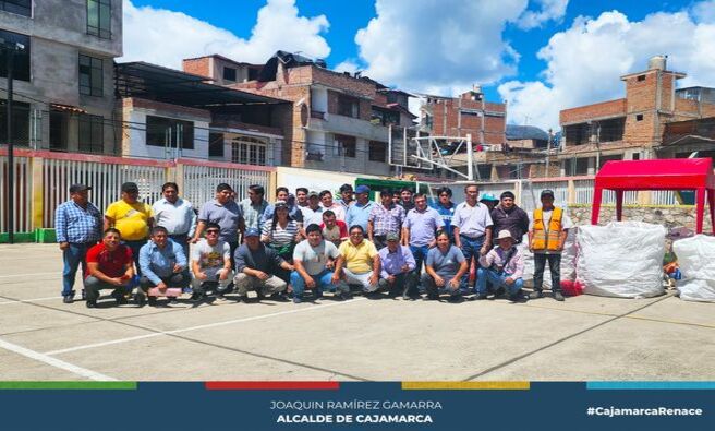 📌La Municipalidad Provincial de Cajamarca a través de la gerencia de Desarrollo Ambiental, congregó a los residentes del Barrio Chontapaccha quienes llegaron con materiales reciclables, que iban desde papel y cartón hasta plástico y metal. La respuesta de los cajamarquinos superó todas las expectativas, con una participación masiva que reflejaba el compromiso y entusiasmo de los habitantes por contribuir al cuidado del planeta.
✅La comuna local ha logrado recaudar un total de 326.40 Kg de residuos inorgánicos entre papel, cartón, plástico y  chatarra. Agradecemos la participación de todos los vecinos quienes fueron premiados con diferentes plantas para seguir preservando el medio ambiente. 