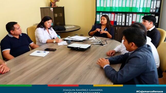 📌Con el firme propósito de garantizar la seguridad de los ciudadanos y ordenar el servicio de transporte de pasajeros en la ciudad, la gerencia de Transportes y Seguridad Vial de la Municipalidad Provincial de Cajamarca ha llevado a cabo una importante reunión de coordinación con representantes de las empresas Línea, Flores Hnos., Transporte Chiclayo, Continental Pacífico y Emtrafesa, estableciendo medidas concretas como la circulación de las empresas de transporte de pasajeros por vías alternas periurbanas para la salida hacia sus respectivos destinos. Asimismo, se acordó que el embarque y desembarque de pasajeros se realizará únicamente en los terminales autorizados, contribuyendo así a la fluidez del tráfico y a la seguridad de los usuarios.