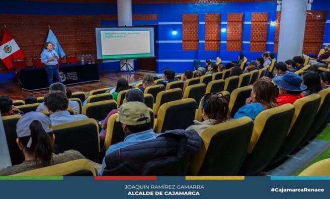 📌En el marco de un compromiso permanente con el bienestar y la seguridad de nuestros trabajadores, la Municipalidad Provincial de Cajamarca llevó a cabo una importante capacitación sobre "Peligros y Riesgos Asociados a las Actividades Laborales y la Responsabilidad de los Jefes Inmediatos".
🤝👨🏫La actividad, enmarcada en el Plan de Seguridad y Salud en el Trabajo, tuvo como objetivo principal concientizar a los gerentes, subgerentes, jefes de unidad, coordinadores y fiscalizadores sobre la importancia de identificar y prevenir los riesgos laborales en sus respectivas áreas de responsabilidad.
