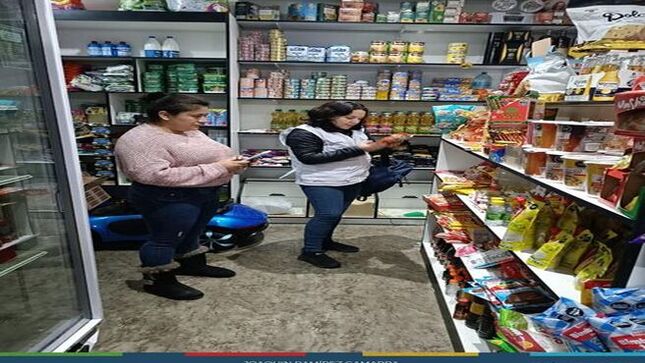 📌En un esfuerzo por garantizar el cumplimiento de las normativas municipales y promover un entorno seguro para los cajamarquinos, la Municipalidad Provincial de Cajamarca, a través de la suberencia de Comercialización y Licencias en colaboración con la suberencia de Seguridad Ciudadana, Defensa Civil, Planificación Territorial y Centro Histórico y Coactivo, llevó a cabo un operativo de fiscalización en diversos establecimientos comerciales de la ciudad.
✅Entre los resultados del operativo, se tuvo el cierre temporal de un local ubicado en Jr. Julio C.Tello esquina con Jr. San Andrés con giro de restaurante y que no contaba con licencia de funcionamiento. Además, se procedió a clausurar una bodega en el Jr. Jacaranda 379 que se encontraba funcionando como bar clandestino. 
✅Asimismo, se clausuró un local ubicado en el Jr. Ayacucho 531, por funcionar como Peña y que no contaba con ninguna autorización para su funcionamiento 
🤝Estas acciones son parte del compromiso de la comuna local por velar por el cumplimiento de las normativas vigentes y garantizar la seguridad y bienestar de la población.