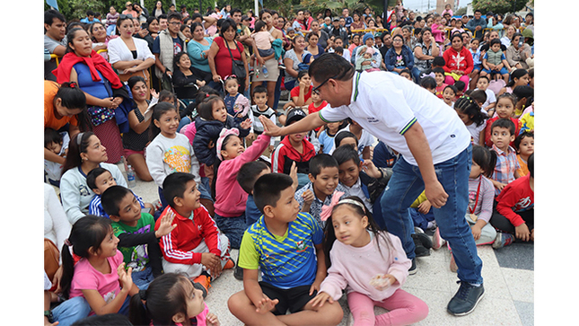 ¡Alcalde Edwin Vásquez lleva alegría a niños victorianos!