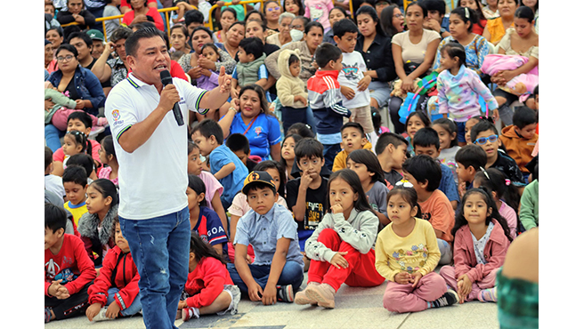 ¡Alcalde Edwin Vásquez lleva alegría a niños victorianos!