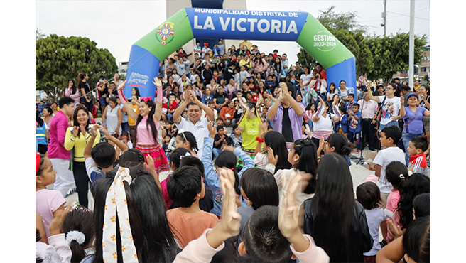 ¡Alcalde Edwin Vásquez lleva alegría a niños victorianos!