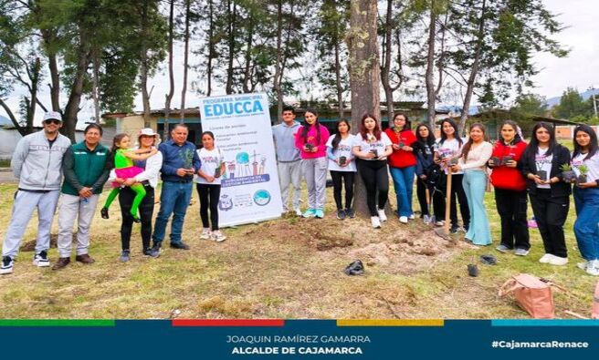✅En conmemoración del Día de la Tierra, la Municipalidad Provincial de Cajamarca y la Universidad Nacional de Cajamarca se unieron para organizar el I Encuentro de Organizaciones Ambientales Juveniles.
🗣El objetivo principal del encuentro fue fortalecer el trabajo de los grupos ambientales, así como difundir sus logros y abordar los desafíos que enfrentan frente al cambio climático.Además , se realizó una arborización, plantando más de 300 árboles en inmediaciones de nuestra primera casa superior de estudios.
👉En el encuentro participaron organizaciones como AZES, Interquorum Cajamarca, Consejo Provincial de la Juventud, Amautas Mineros, Resurgir Verde, Rajucaj, ORCCA, Red Juvenil Cajamarca, Student Chapter UPN, así como también la Asociación Los Andes de Cajamarca, Foncreagro, INIA, y BioPlan Proyecta, entre otros.