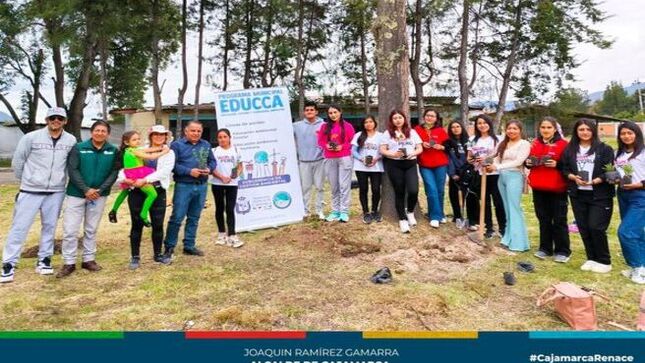 ✅En conmemoración del Día de la Tierra, la Municipalidad Provincial de Cajamarca y la Universidad Nacional de Cajamarca se unieron para organizar el I Encuentro de Organizaciones Ambientales Juveniles.
🗣El objetivo principal del encuentro fue fortalecer el trabajo de los grupos ambientales, así como difundir sus logros y abordar los desafíos que enfrentan frente al cambio climático.Además , se realizó una arborización, plantando más de 300 árboles en inmediaciones de nuestra primera casa superior de estudios.
👉En el encuentro participaron organizaciones como AZES, Interquorum Cajamarca, Consejo Provincial de la Juventud, Amautas Mineros, Resurgir Verde, Rajucaj, ORCCA, Red Juvenil Cajamarca, Student Chapter UPN, así como también la Asociación Los Andes de Cajamarca, Foncreagro, INIA, y BioPlan Proyecta, entre otros.