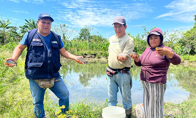 Piscicultores recibiendo la capacitación.