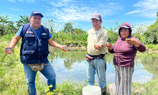 Piscicultores recibiendo la capacitación. 