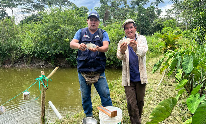 Piscicultores recibiendo la capacitación.