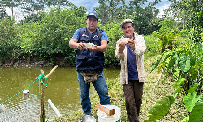 Piscicultores recibiendo la capacitación. 