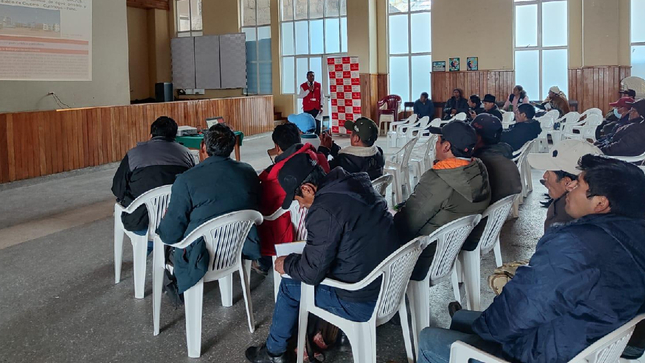 La Contraloría General invita a los ciudadanos de la provincia de Puno a participar en la audiencia pública "La Contraloría te Escucha", que se llevará a cabo el día miércoles 24 de abril a las 10:00 a.m. en la plaza de armas de la ciudad de Puno. Durante este evento, se alienta a los ciudadanos a presentar alertas sobre posibles irregularidades en obras públicas, contrataciones y ejecución presupuestal, así como deficiencias en los servicios públicos.