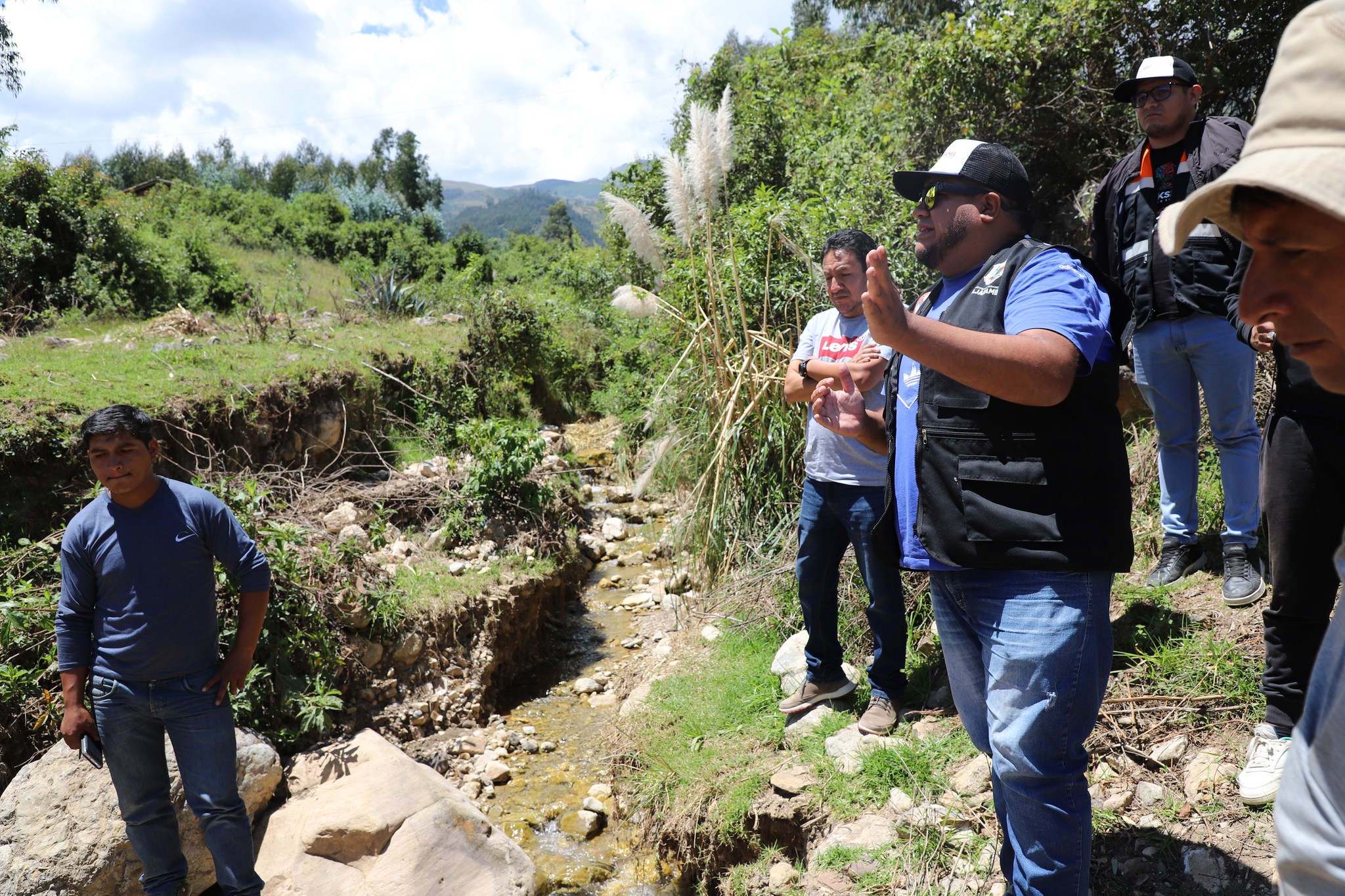Trabajos de contingencia en la quebrada Ismayacu