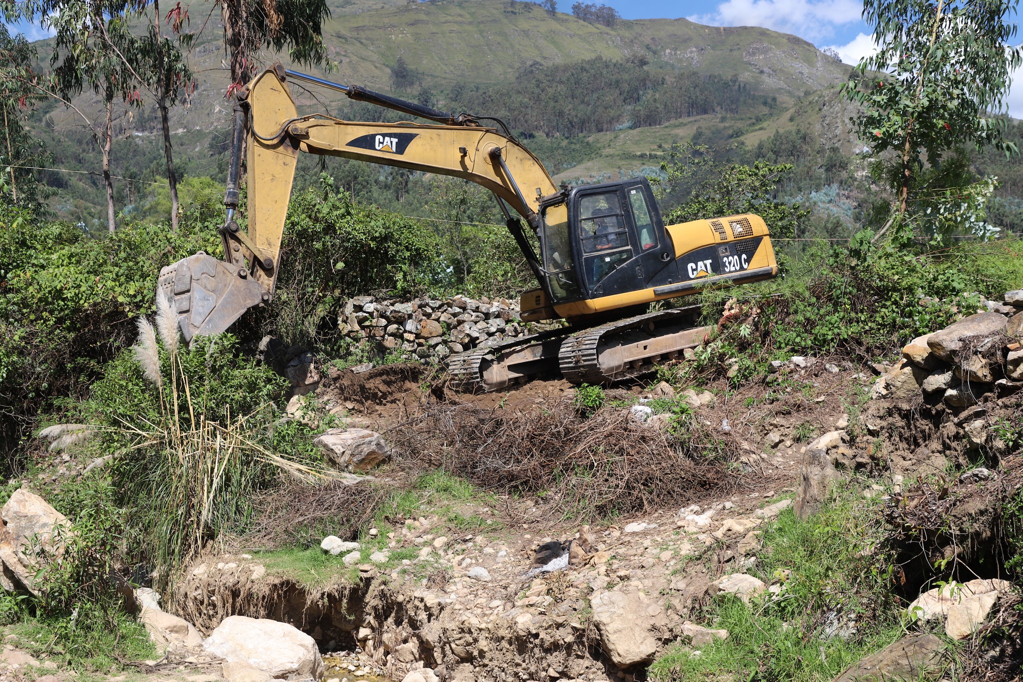 Trabajos de contingencia en la quebrada Ismayacu