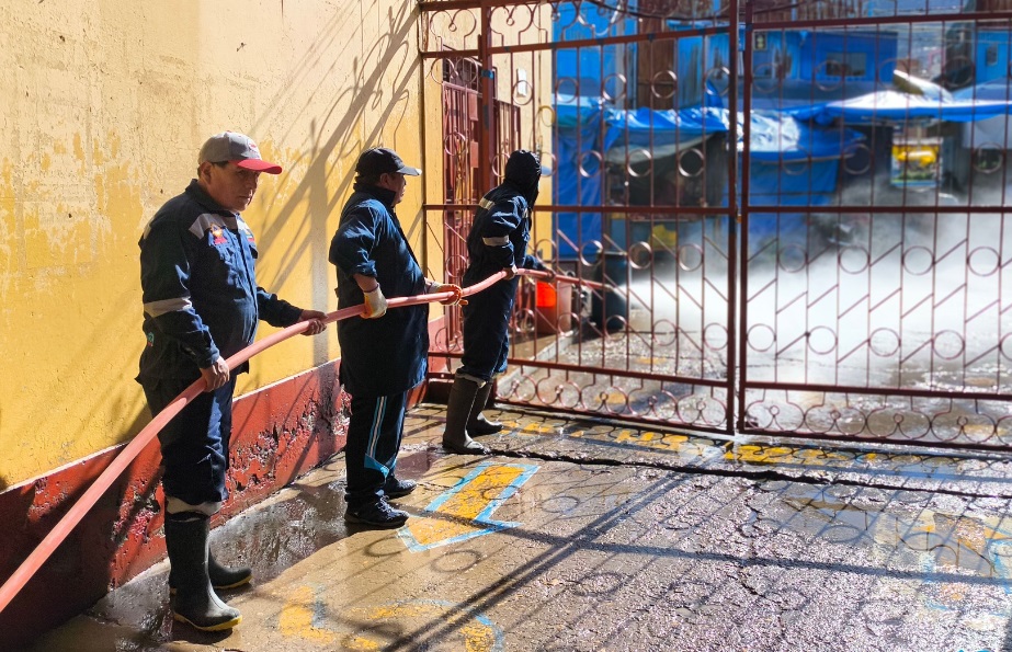 Municipalidad Provincial de Puno realiza limpieza y baldeo general del mercado Bellavista