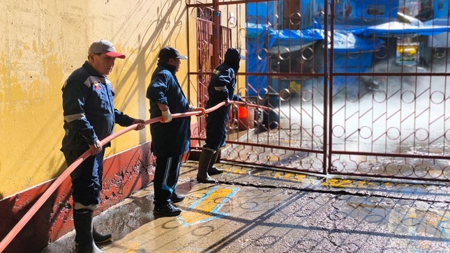 Municipalidad Provincial de Puno realiza limpieza y baldeo general del mercado Bellavista