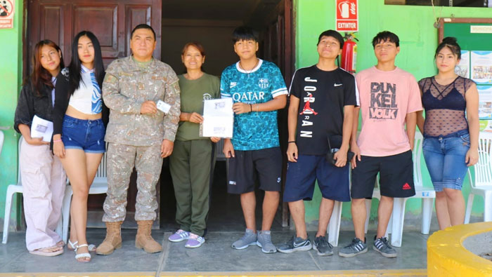 Jóvenes junto a los representantes de la Oficina de Registro Militar 23-A Santa