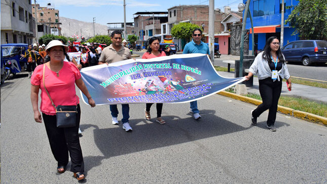 Desfile de autoridades y agrupaciones folclóricas