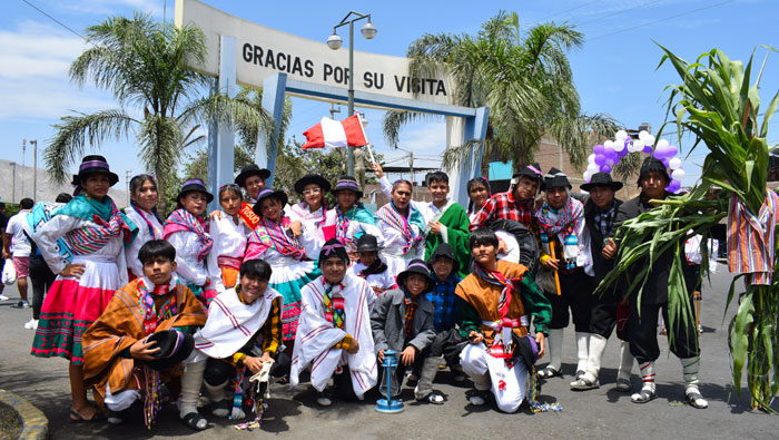 Desfile de autoridades y agrupaciones folclóricas