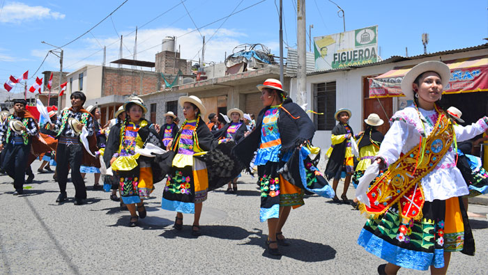 Desfile de autoridades y agrupaciones folclóricas