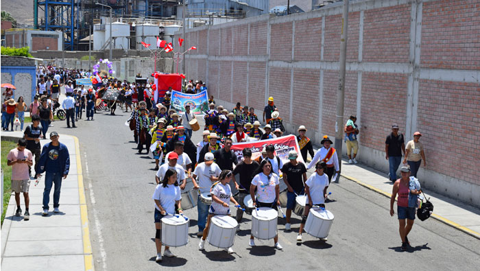 Desfile de autoridades y grupos de danzas