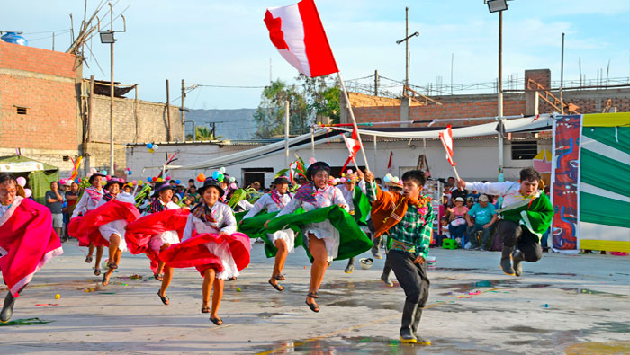 Presentación de las agrupaciones folclóricas en el concurso de danza