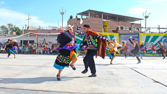 Presentación de las agrupaciones folclóricas en el concurso de danza