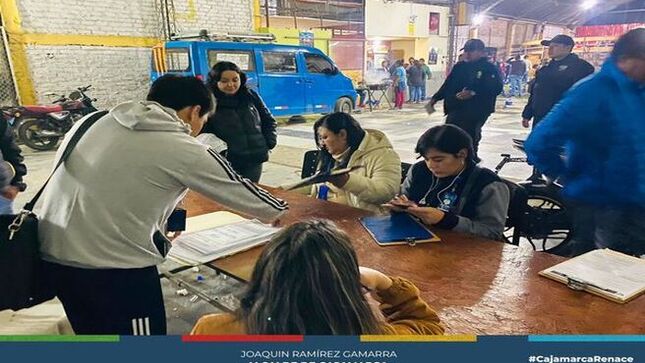 📌La Municipalidad Provincial de Cajamarca, a través de la subgerencia de Comercialización y Licencias, en coordinación con el apoyo del personal técnico de la subgerencia de Gestión del Riesgos y Desastres (Defensa Civil) y la subgerencia de Planificación Territorial y Centro Histórico, ha llevado a cabo un operativo de fiscalización en diversos establecimientos de Cajamarca.
✅Durante este proceso, se han identificado varias irregularidades que requieren acción inmediata para garantizar el cumplimiento de las normativas vigentes y salvaguardar la seguridad y bienestar de los cajamarquinos.
👉En la inspección al jirón Aviación 313 - 𝑪𝒐𝒍𝒊𝒔𝒆𝒐 𝒅𝒆 𝑮𝒂𝒍𝒍𝒐𝒔 ❞𝑳𝒐𝒔 𝑴𝒐𝒔𝒒𝒖𝒆𝒊𝒓𝒂❞, se constató la vulneración de normas urbanas y de zonificación, careciendo de licencia de funcionamiento y certificado ITSE. En consecuencia, se han levantado las actas correspondientes para dictar la clausura temporal. En ese mismo sentido, en el jr. Santa Teresa - 𝑵. 𝑩𝒍𝒖𝒆 𝑪𝒂𝒔𝒂 𝑩𝒂𝒓, establecimiento que operaba sin licencia, certificado ITSE ni resolución de anuncio publicitario, además de no cumplir con las normas de seguridad establecidas, siendo clausurado temporalmente y finalmente 𝑴𝒊𝒏𝒊𝒎𝒂𝒓𝒌𝒆𝒕 𝑪𝒐𝒍𝒊𝒃𝒓í - ❞𝑳𝒂 𝑪𝒐𝒄𝒉𝒆𝒓𝒂 𝑩𝒂𝒓❞ detectando que este establecimiento ha ampliado su giro sin contar con la licencia correspondiente. Además, carece de certificado ITSE y está infringiendo normas de seguridad y zonificación, siendo clausurado temporalmente. 
🤝La Municipalidad Provincial de Cajamarca reafirma su compromiso con el cumplimiento de las normativas municipales y continuará realizando operativos de fiscalización para garantizar el orden y la seguridad en los establecimientos comerciales en toda la ciudad. 