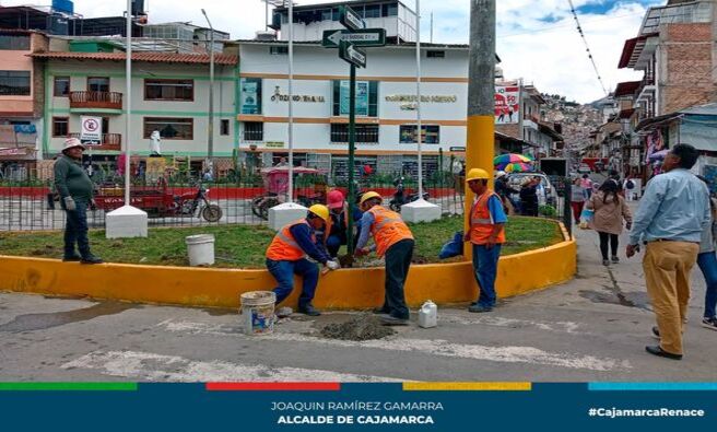 📌La gerencia de Transporte y Seguridad Vial de la Municipalidad de Cajamarca, continúa con las labores señalización en los 24 sectores de la ciudad con el fin de prevenir accidentes de tránsito y hacer respetar las zonas rígidas y prohibidas.
✅En esta oportunidad, personal de la subgerencia de Inspección y Seguridad Vial realizó el pintado de señalización en el sector 15 La Merced.